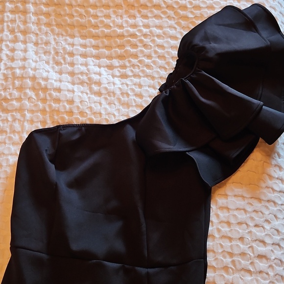 Elegant Black Evening Dress Medium - Picture 2 of 6